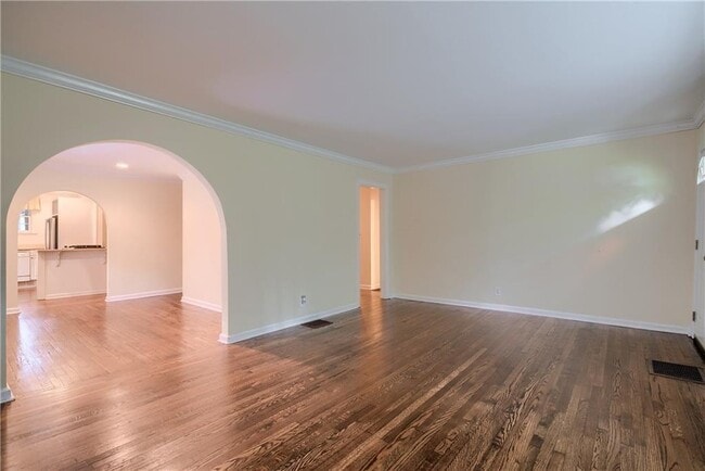 Building Photo - 664 Courtenay Dr NE