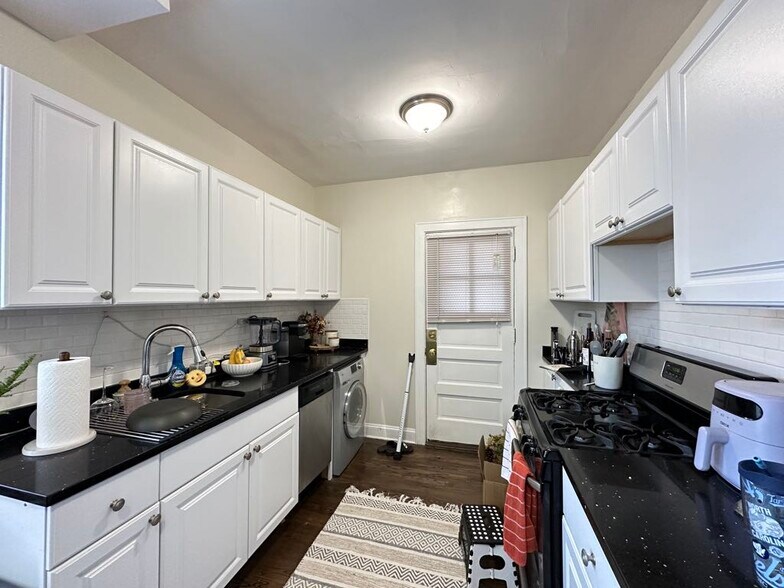 Building Photo - 3819.5 N Greenview Ave