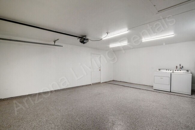 Building Photo - AFFORDABLE POOL HOME!
