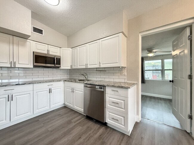 Building Photo - 1375 Tuscola St