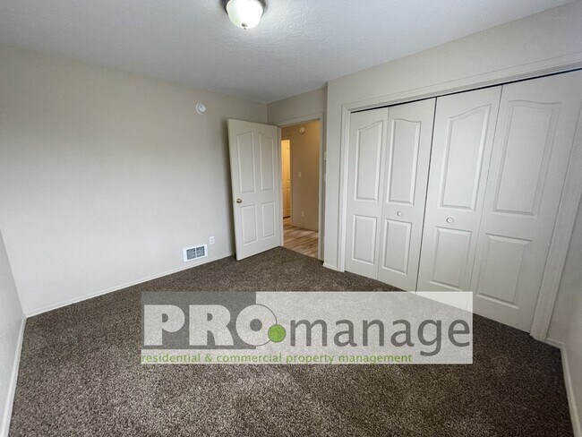 Building Photo - 2592 Prospect Dr