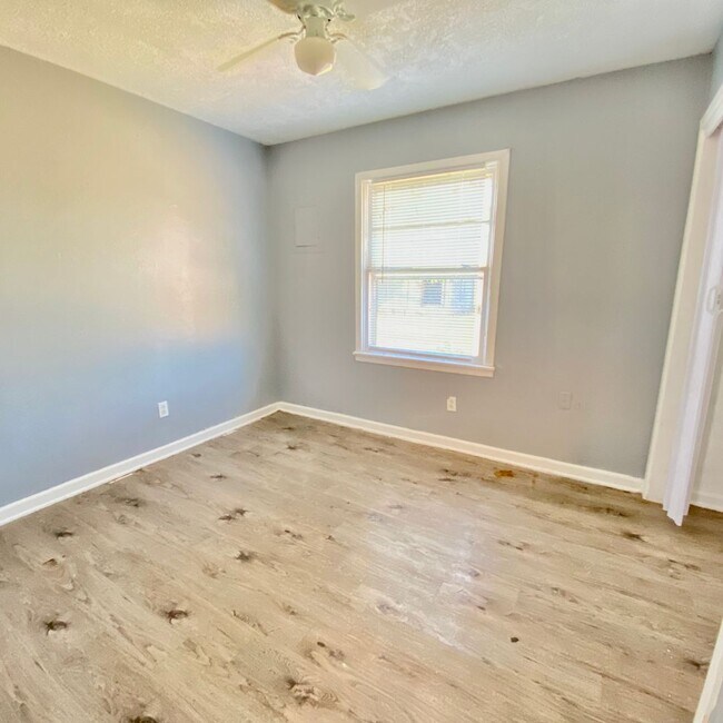 Building Photo - Handyman Special $0 First Month's Rent / “You fix, you SAVE BIG!!” Contact Mayshell for details: ...