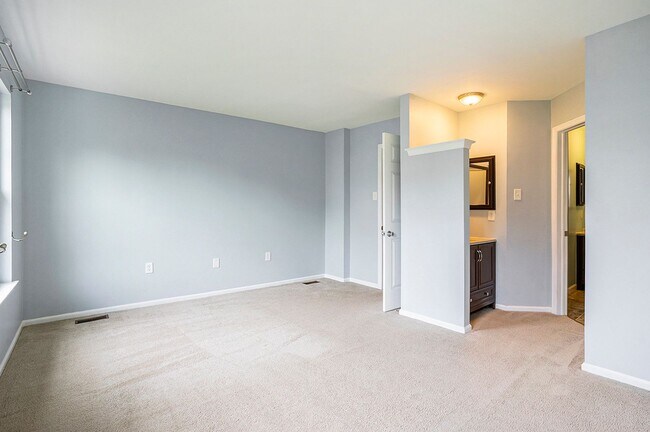 Building Photo - Beautiful Spacious Townhome