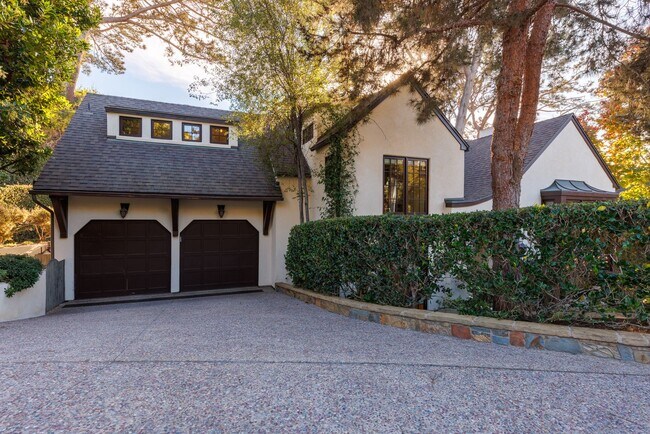 Building Photo - Delightful Private 3BR/4.5BA + Office Home in Del Mar