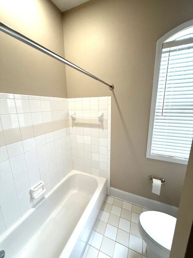 Building Photo - ** 4 Bed 3 Bath located in Deer Creek ** Call our self showing number to schedule a tour 334-366-...