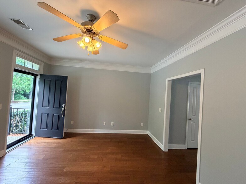 Building Photo - 7031 Sunnywood Dr