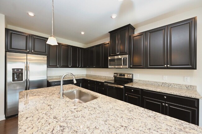 Building Photo - Rent to Own Option - Beautiful, like new 3BR/2.5BA townhouse in Goodlettsville