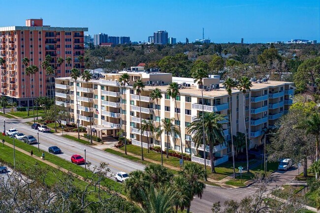 Building Photo - 1200 N Shore Dr NE