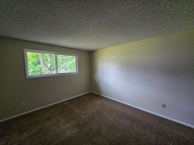 Building Photo - Terrific home, Large Yard, Quiet Street