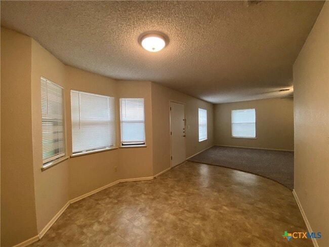 Building Photo - 40 Royal Crest