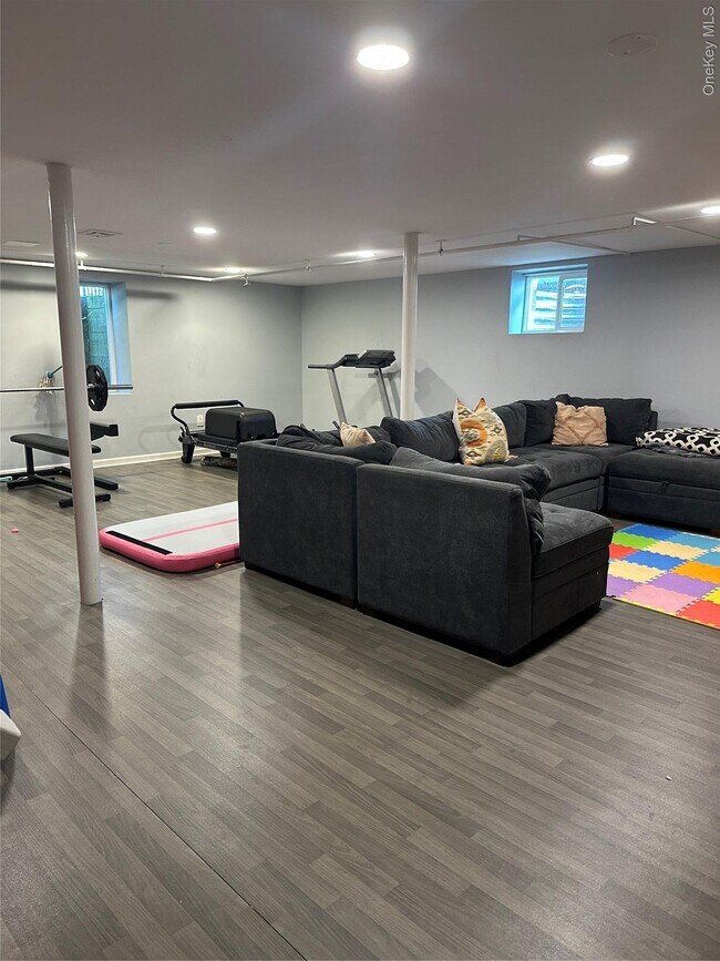 Building Photo - 291 N Little Tor Rd