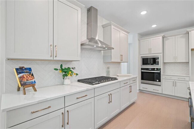 Building Photo - 461 Maypop Ln