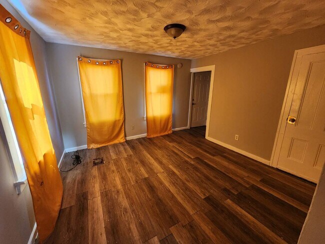 Building Photo - Two Bedroom Single Family Home!