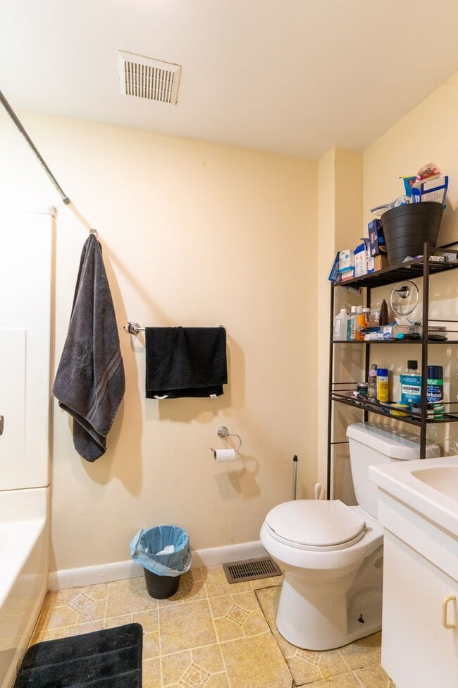 Building Photo - Beautiful 2 bedroom Bi level unit