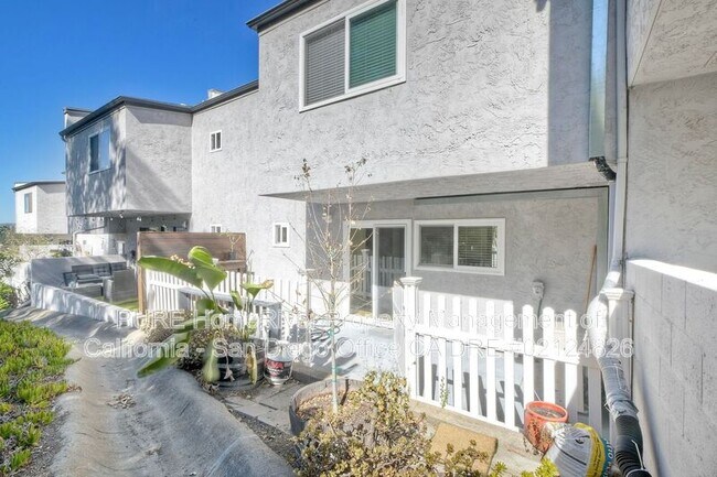Building Photo - 2415 La Costa Ave