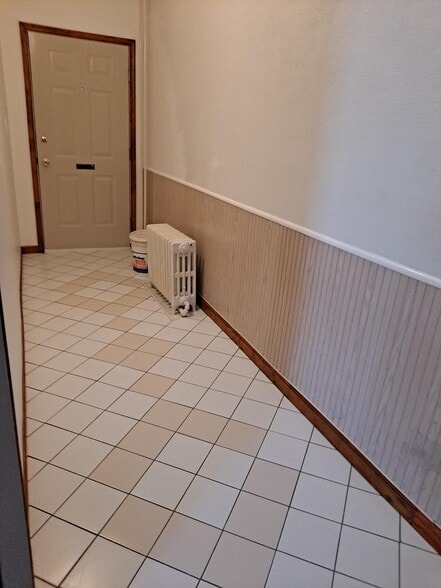 foyer - 837 W Liberty St