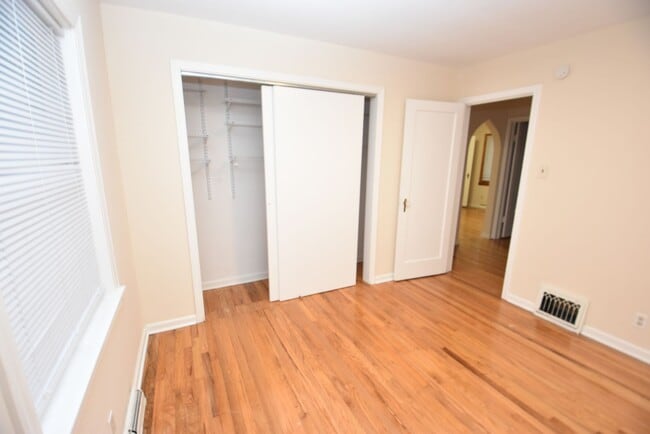 Building Photo - 4 bedroom 2.5 bath South Bend home on larg...