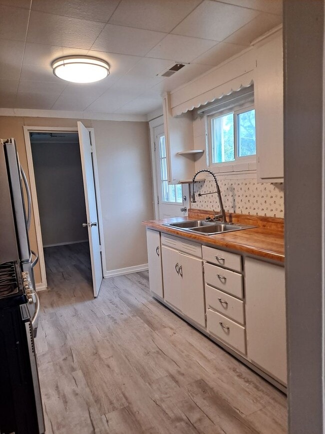 Building Photo - ALL PROSPECTIVE TENANTS MUST SUBMIT A $58 ...