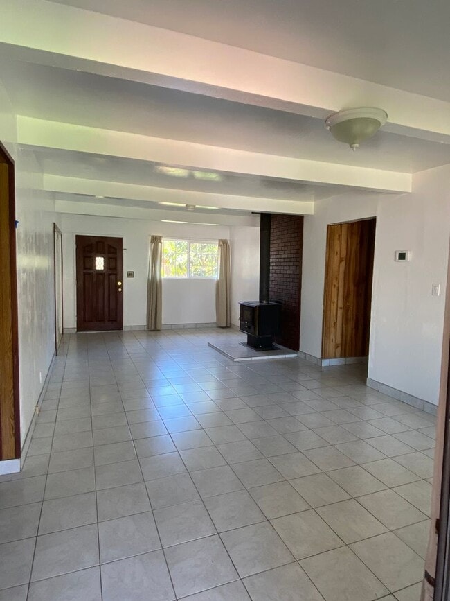 Building Photo - Nice 3 bedroom 1 bath with office Walking ...