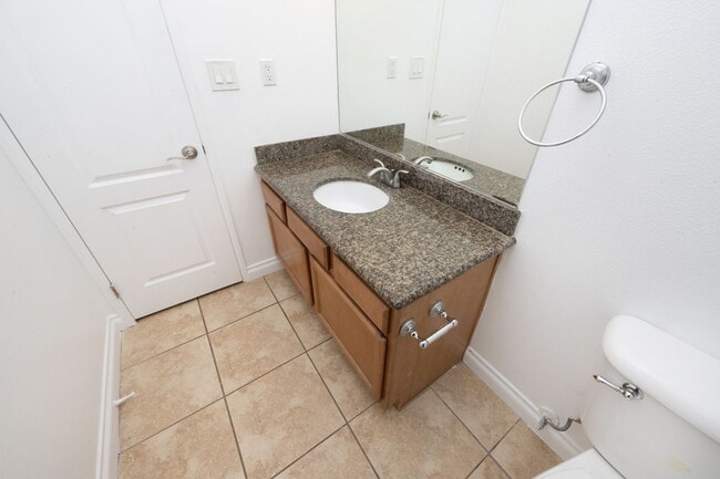 Building Photo - 2BR/1.5BA Condo! 2 parking spaces