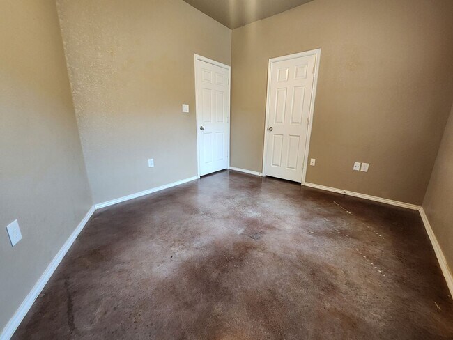 Building Photo - 3/2/1 Duplex w/ Stained Concrete Floors Th...