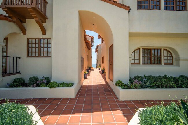 Building Photo - Dream home Located on the Bluff of Southwe...