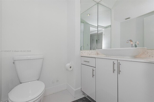 Building Photo - 2301 Collins Ave