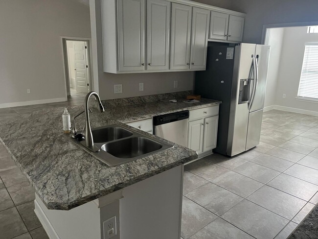 Building Photo - "Spacious 4-Bedroom Home in Mulberry's Heritage Park - 2 Full Baths & 2,211 Sq. Ft. of Comfort!"