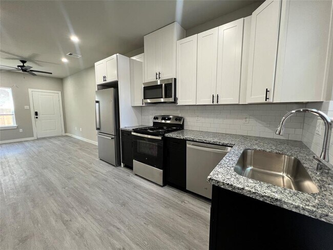 Building Photo - 8157 Tate St