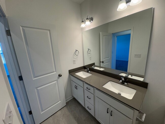 Building Photo - *Move In Special* 3 Bed | 2.5 Bath New Con...