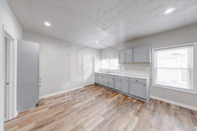 Building Photo - 3437 N Sherman Dr