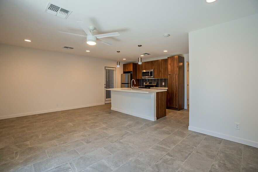 Primary Photo - 6227 N 13th Plz