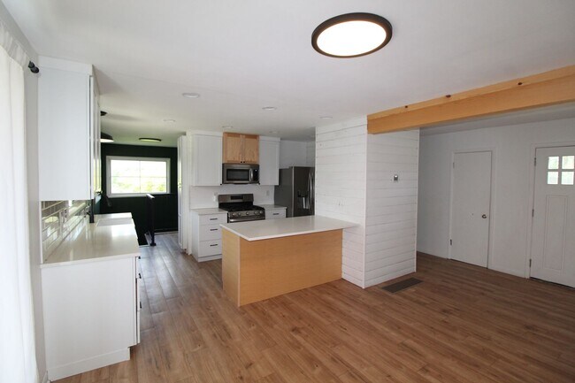 Building Photo - 129 W 39th Ave