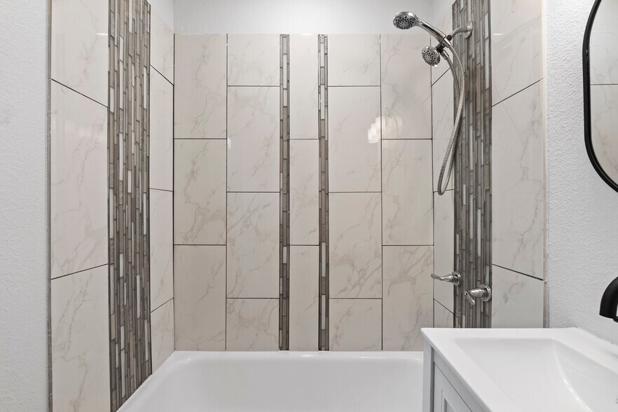 Building Photo - 1608 Knollwood Circle