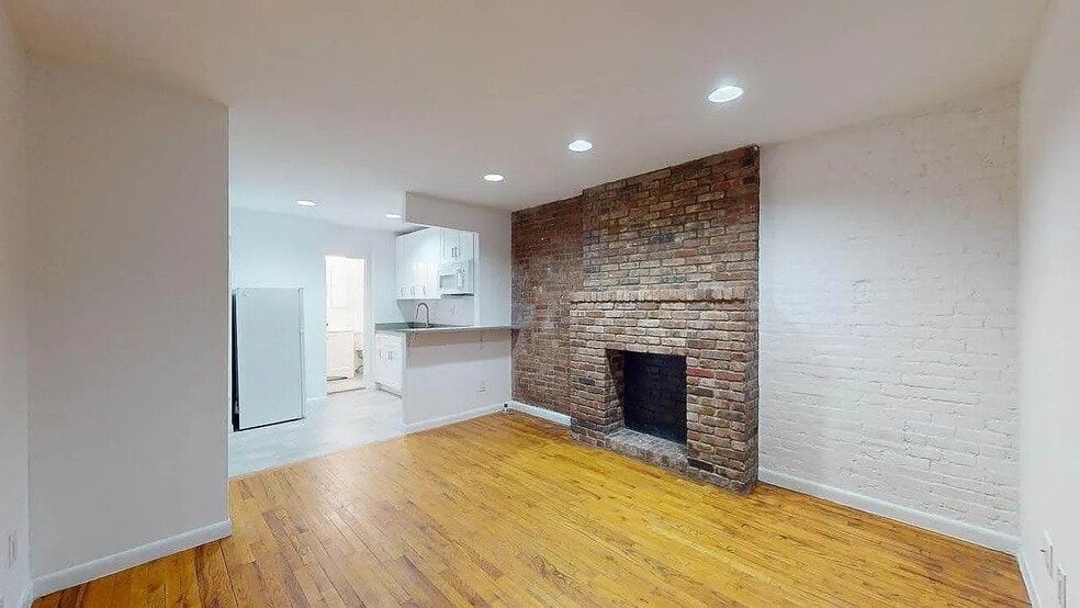 Building Photo - 224 E 81st St