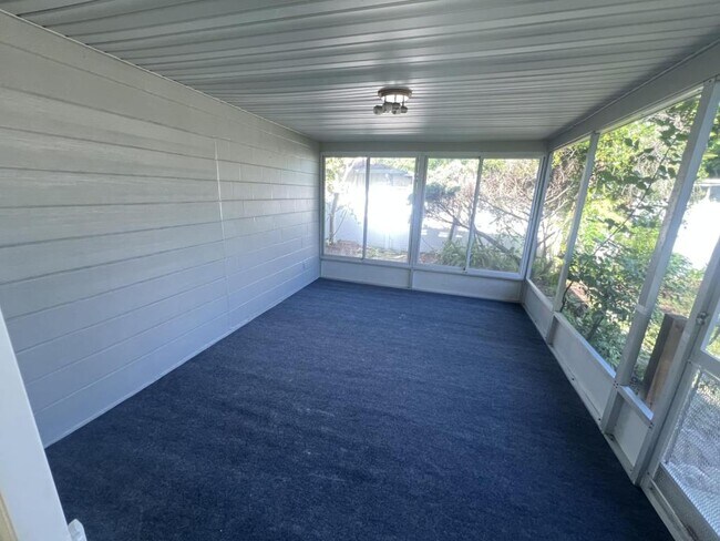 Building Photo - 6143 Alderwood St