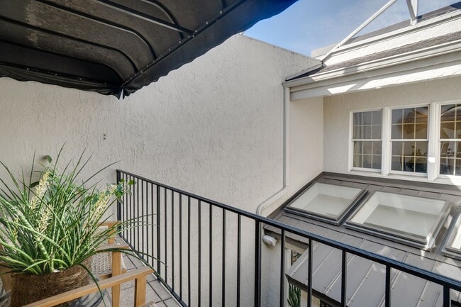 Building Photo - Exquisite 3 bedroom 2.5 bath two-story Executive Condo in Winter Park with 2-Car Garage