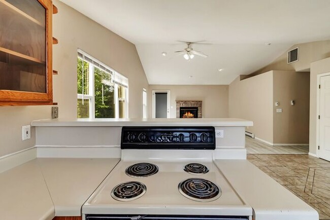 Building Photo - 3 bedroom home with fenced yard and garage...