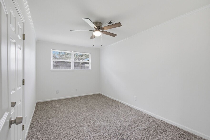 Building Photo - 6011 Bankside Dr