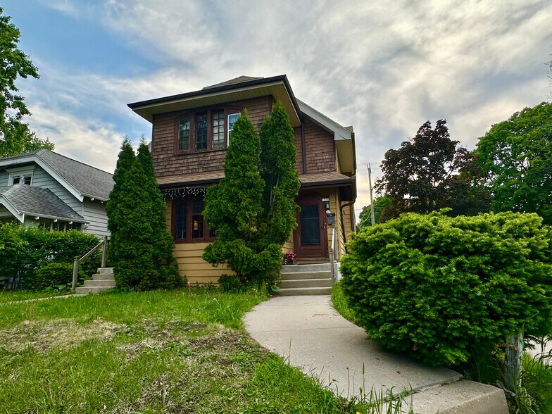 Building Photo - 2777 N 48th St