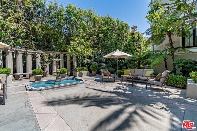 Building Photo - 316 N Rossmore Ave