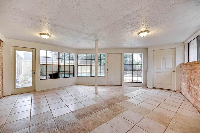 Building Photo - 2714 Green Fields Dr