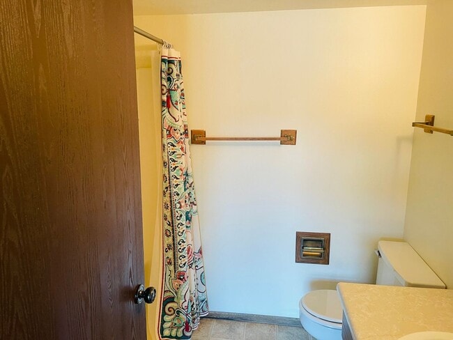 Building Photo - Village of Oak Creek condo.