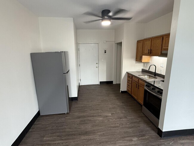 Building Photo - 123 Iowa Ave