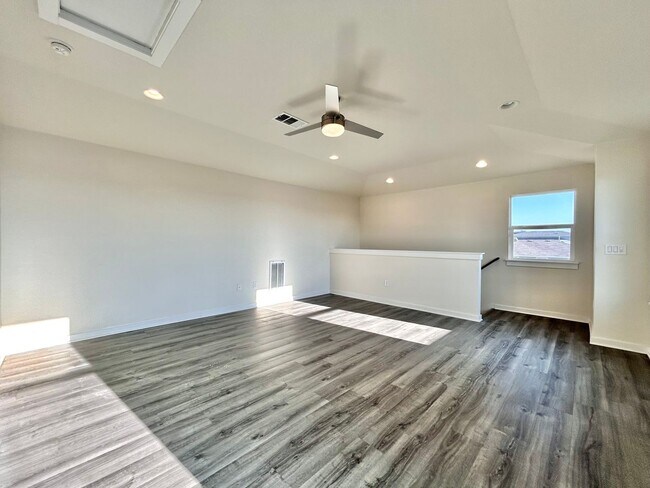 Building Photo - Spacious 4/BR 3/BA Home with Modern Upgrades