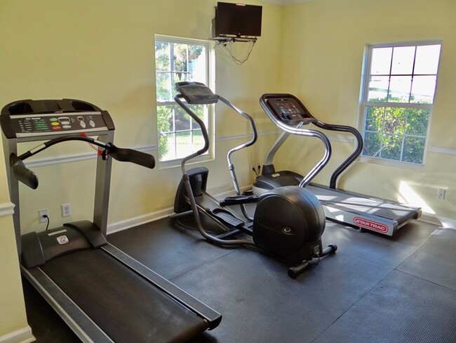 Building Photo - 6 month to 1year Fully Furnished Rental