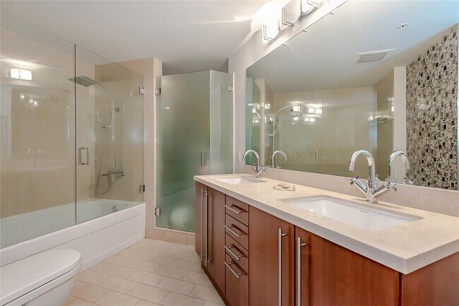 Building Photo - 1111 SW 1st Ave