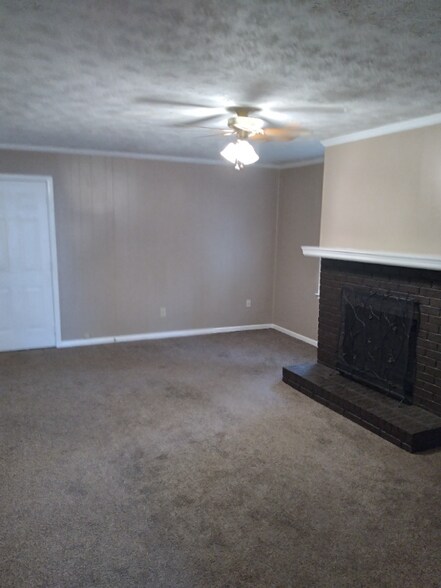 Building Photo - 3780 Dora Dr SE