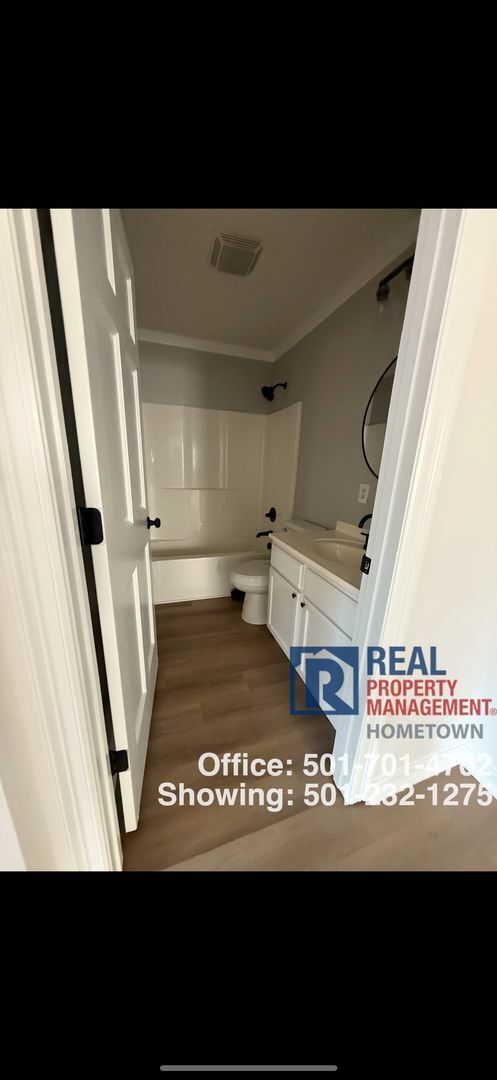 Building Photo - Newly remodeled duplex!