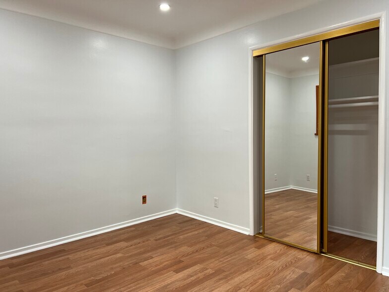Building Photo - 11160 Greenlawn Ave